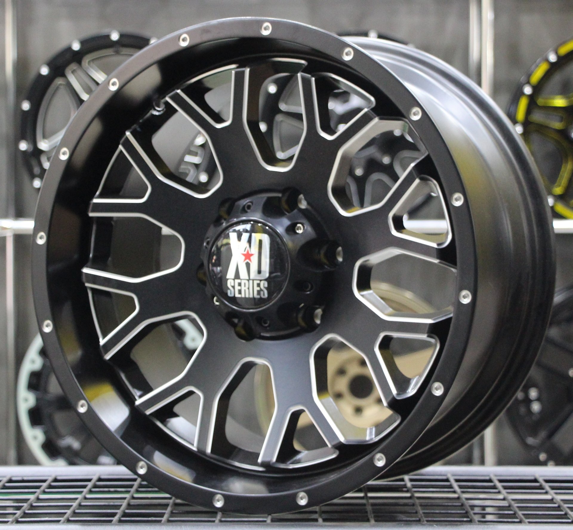 KMC XD202 18X9.0 6X139.7 ET+20 Matt Black / Milling White